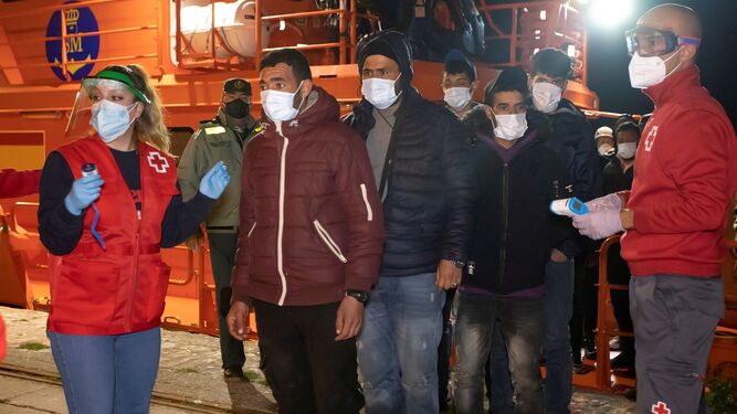 Algunos de los inmigrantes rescatados a su llegada al Puerto de Motril.