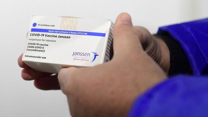 Una caja contenedora de viales de la vacuna de Janssen