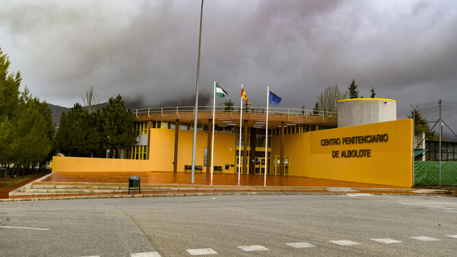 Dos presos de ETA son trasladados desde la cárcel de Granada a otras cercanas al País Vasco
