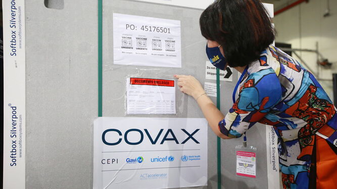 Una funcionaria revisa un envío que contiene vacunas para el Covid-19 en el aeropuerto Noi Bai en Hanoi, Vietnam.