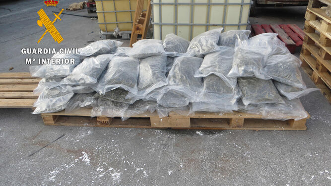 Imagen de archivo de la Guardia Civil de varios sacos de marihuana ya preparada.