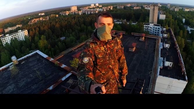 Un turista en los alrededores abandonados de Chernóbil, imagen del reportaje de esta noche