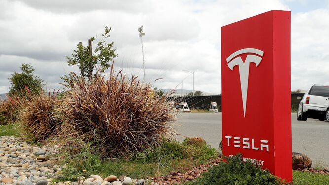 Entrada de la zona sur de la fábrica de vehículos Tesla  en Fremont, California, (EEUU).