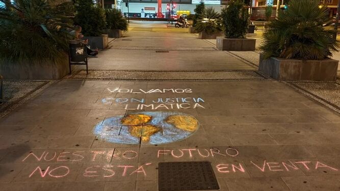 Multa de 600 euros  a tres  jóvenes por pintar con tiza pidiendo justicia climática en Granada