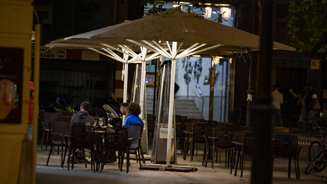 Los bares han vuelto a abrir por la noche en Granada