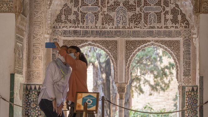 Un selfi en la Alhambra con mascarilla