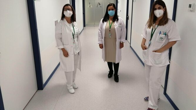 De izquierda a derecha, la jefa de servicio, la directora gerente y la supervisora de Enfermería muestran la nueva planta de Neumología.