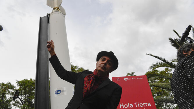 Antonio Arias posa antes de presentar ‘Hola Tierra’ en el Instituto de Astrofísica de Andalucía