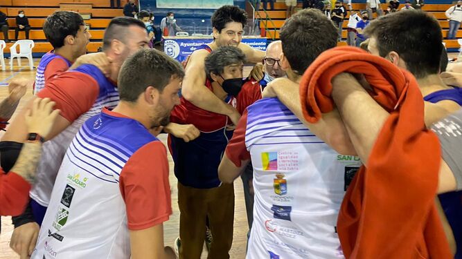 David Cárdenas y sus jugadores celebran el triunfo en Huelva.