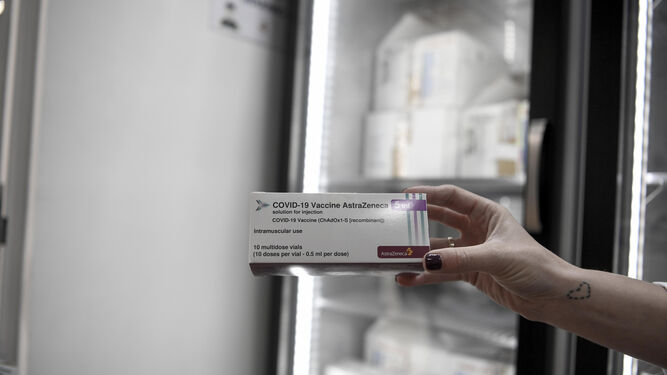 Un paquete de viales de la vacuna de AstraZeneca en las instalaciones de Bidafarma