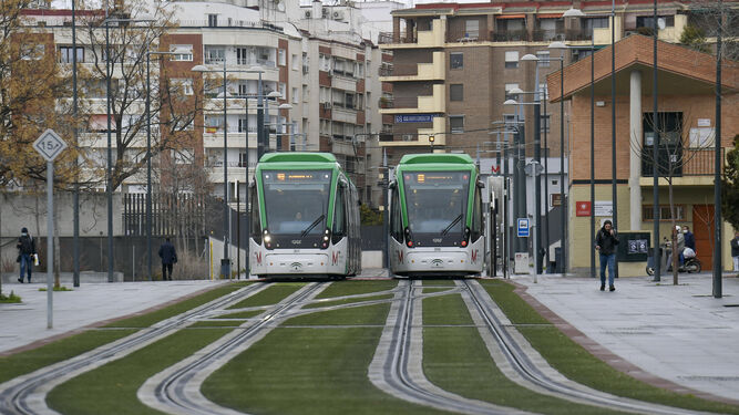 Dos trenes del Metro se cruzan en el Campus de Fuentenueva
