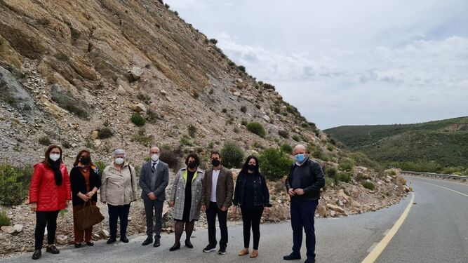 Visita del grupo socialista a la carretera cortada en la Alpujarra de Granada