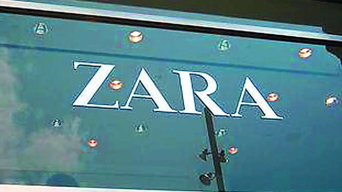 Detalle de la entrada a una de las tiendas de la cadena Zara.