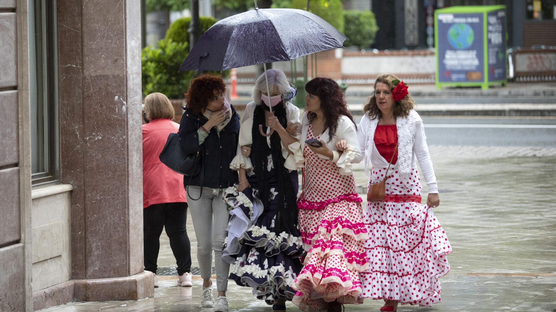 Fotos: Granada se queda con las ganas de m&aacute;s D&iacute;a de la Cruz por la tarde
