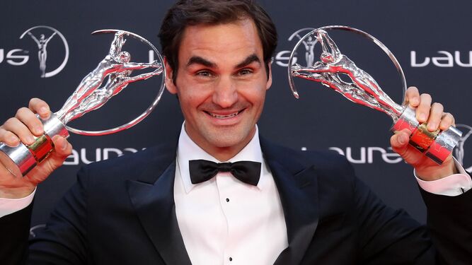 Roger Federer, tenista y gran icono del deporte mundial, posa con dos trofeos Laureus en Mónaco, año 2018.