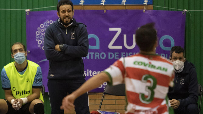 Rafa García dando instrucciones a sus jugadores en un encuentro