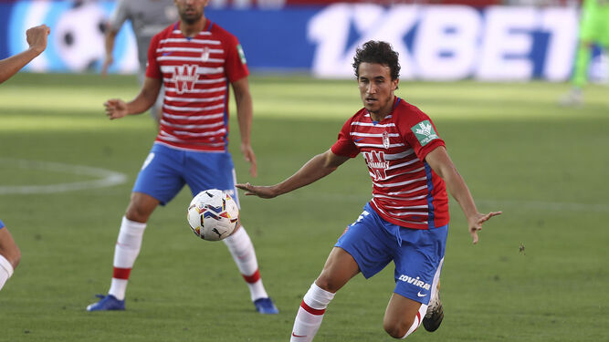 Luis Milla protege un balón en el partido de la primera jornada.