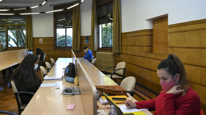 Estudiantes en la sala de estudio del V Centenario.