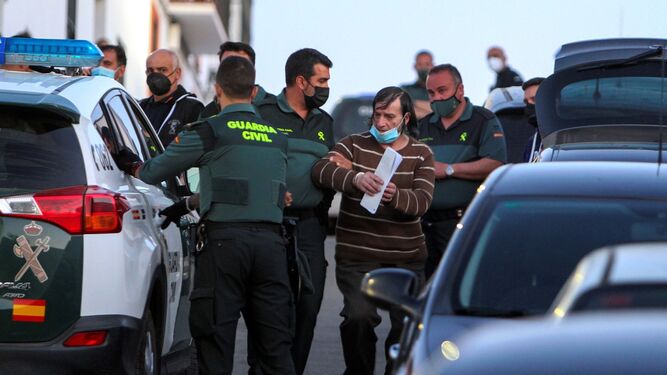 La Guardia Civil detiene a un hermano de dos hombres desaparecidos en Badajoz.