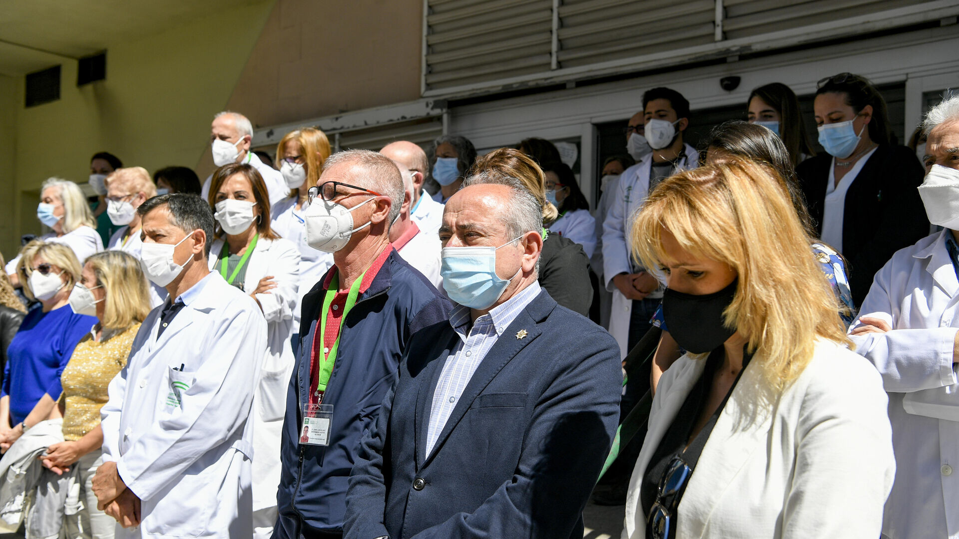 Fotos: homenaje a los sanitarios fallecidos por coronavirus en Granada