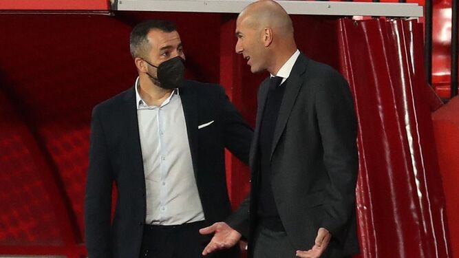 Diego Martínez y Zinedine Zidane se saludan antes del inicio del encuentro.