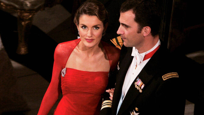 El entonces príncipe Felipe con su prometida, Doña Letizia, en 2004 en la boda de Federico de Dinarmaca y Mary Donaldson.