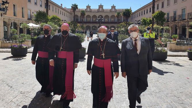 El nuncio y sus acólitos, acompañados por el alcalde de Guadix, Jesús Lorente