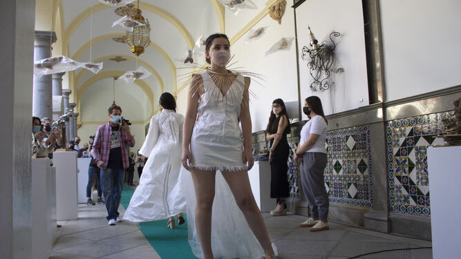 El desfile de ropa reciclada en el Ayuntamiento de Granada