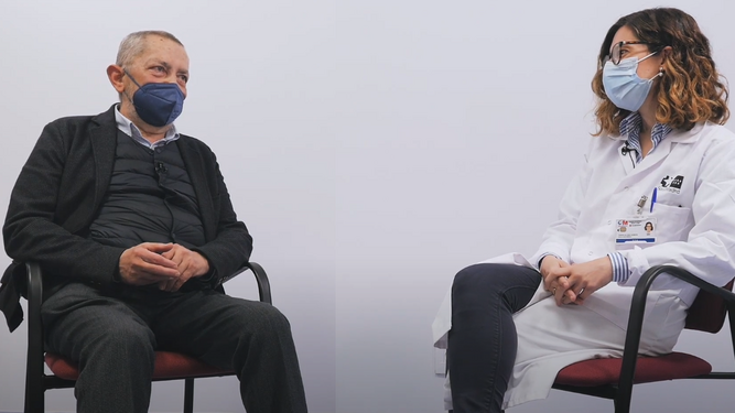 Ángel Manuel Aries, paciente de cáncer de vejiga, charla con Teresa Alonso, oncóloga del Hospital Ramón y Cajal.