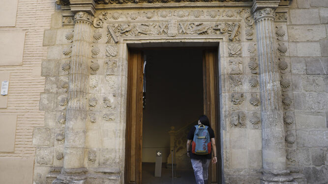 Una visitante entra al Museo Arqueológico de Granada.
