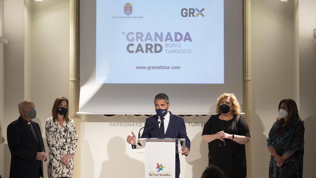 El concejal Manuel Olivares durante la presentación de GranadaCard