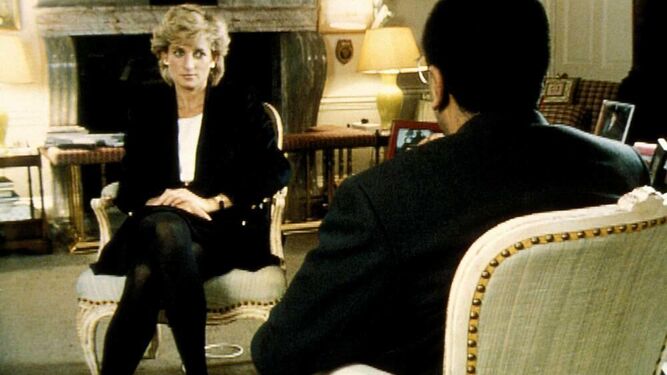 Diana de Gales,  con Martin Bashir de espaldas, en la entrevista a la cadena de televisión BBC e n 1995.