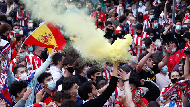 Aficionados del Atlético de Madrid celebran el título.