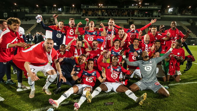 Los jugadores del Lille celebran el título