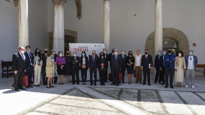 Los premiados, junto a representantes de la UGR, encabezados por la rectora, y del Consejo Social, presidido por María Teresa Pagés.
