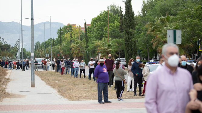 Colas en la calle Casería del Cerro para acceder al vacunódromo