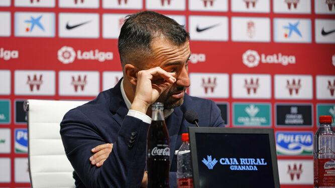 Diego Martínez, emocionado en su última rueda de prensa como entrenador del Granada CF.