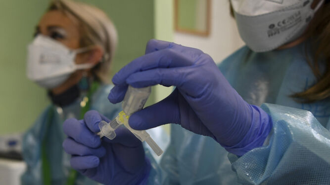 Granada recibe esta semana 62.500 vacunas, la remesa más importante