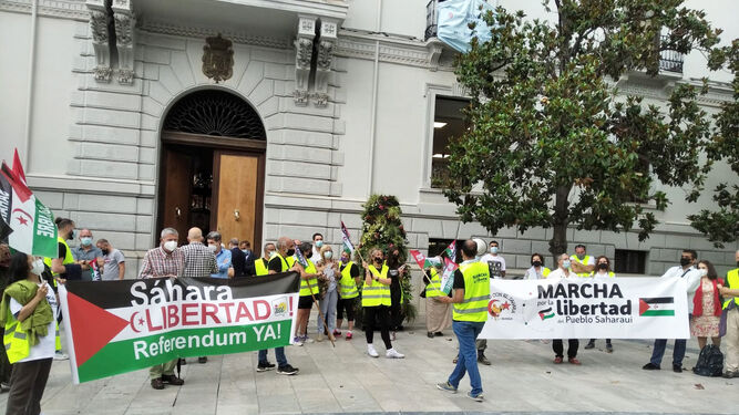 Se leyó un manifiesto a favor del pueblo saharaui frente al Ayuntamiento de Granada.