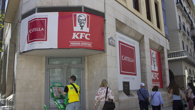 El KFC en Reyes Católicos, esquina con Plaza del Carmen