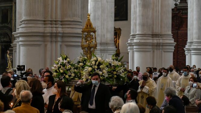 La Custodia procesiona entre cientos de fieles por el interior de la catedral