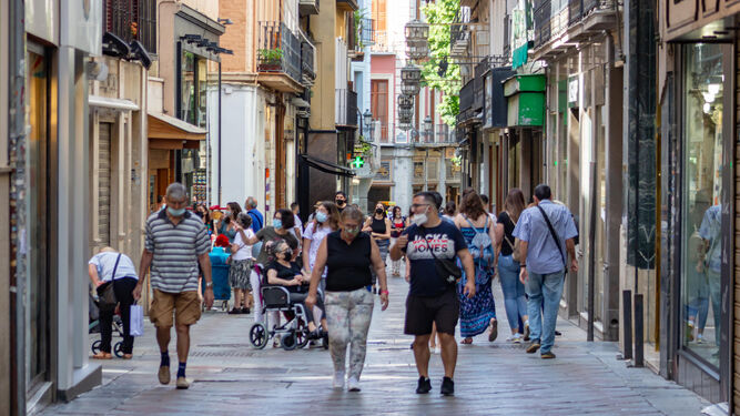 Viandantes por el centro de Granada capital.