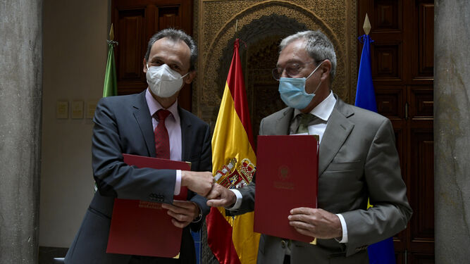 El ministro Pedro Duque y el consejero Rogelio Velasco, tras la firma de constitución del consorcio del acelerador de partículas