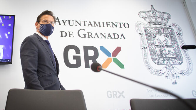 El alcalde de Granada, Luis Salvador, durante la jornada de ayer en el consitorio