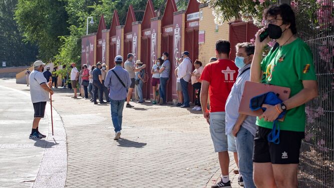 Los aficionados del Covirán han hecho cola durante el día de hoy para comprar sus entradas.