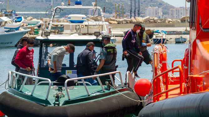 Agentes del Servicio Marítimo de la Guardia Civil trasladan al Puerto de Motril a cinco migrantes