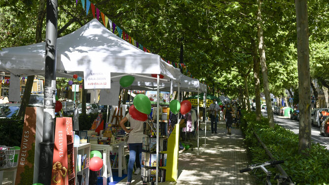 El Zaidín adorna sus comercios para la segunda Feria del Stock de Granada