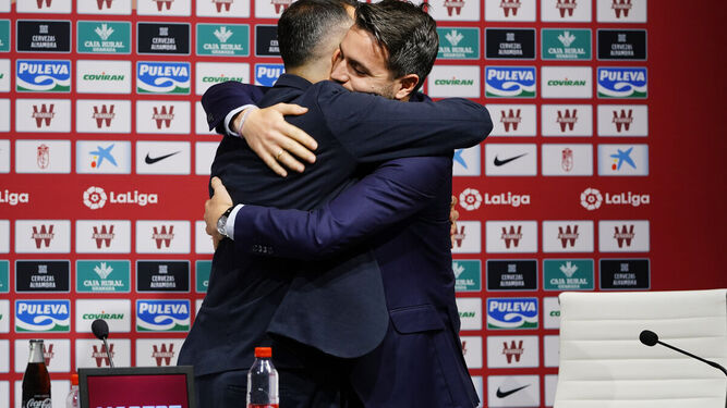 Fran Sánchez (d) abraza a Diego Martínez