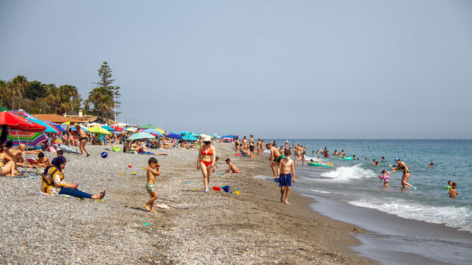 La playa de Motril desde hace varias semanas con una gran afluencia de visitantes para disfrutar de las buenas temperaturas