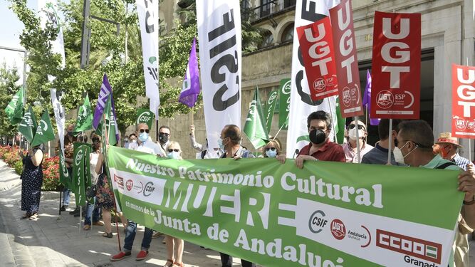 Protesta de trabajadores de Cultura ante la delegación de la Junta de Andalucía en la Gran Vía de Granada